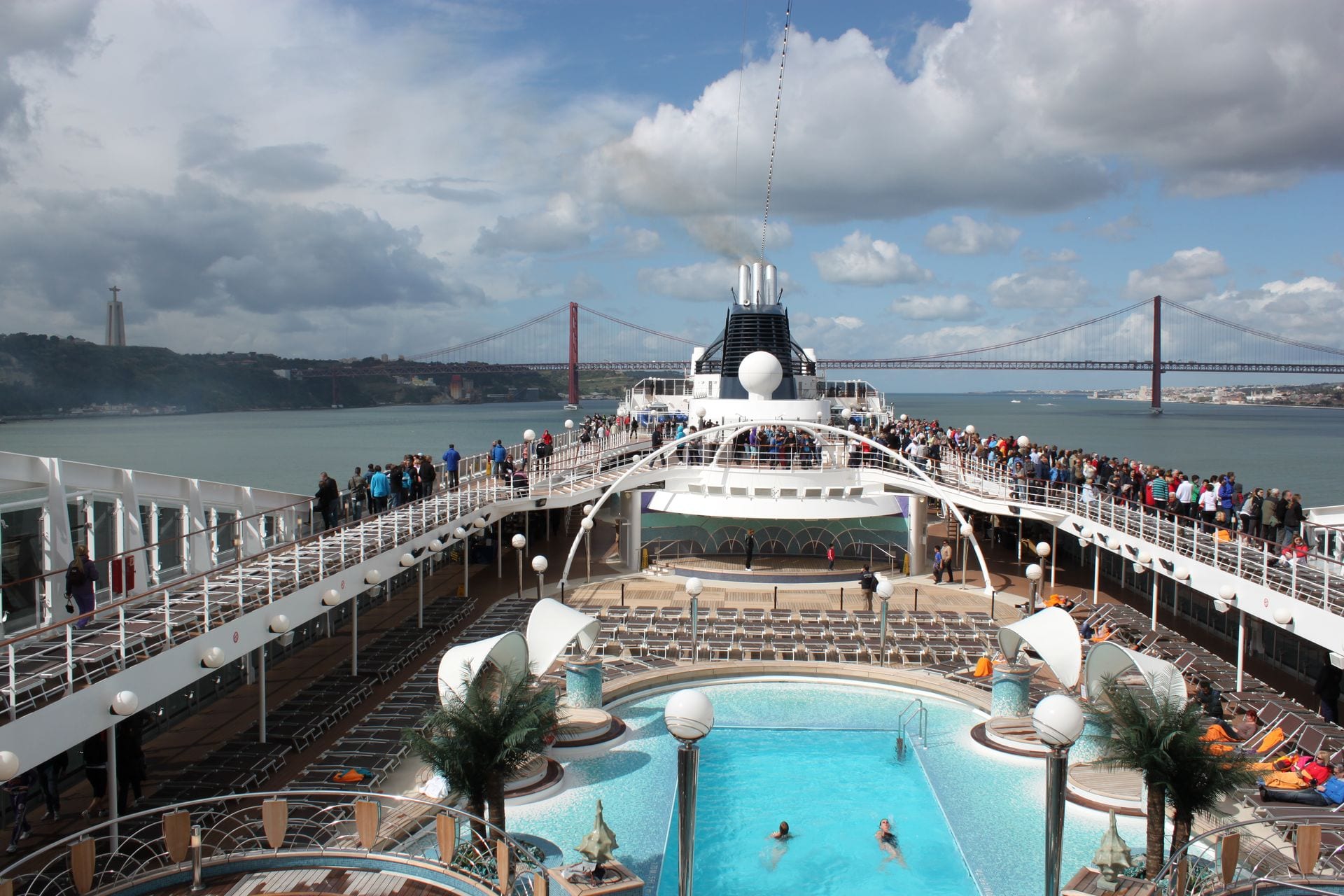 MSC-Poesia-Pooldeck-in-Lissabon-mit-Ponte-25-de-Abril.jpeg